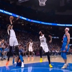 半岛体育-危险动作！文班跳起抢板 亚历山大倒地夹住其脚导致摔倒！